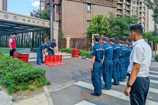 勇拓裁判报告：各获利一次 最后9.7秒库里出界球权应当归属开拓者